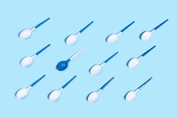 Pattern of withe spoon on blue background. — Stock Photo, Image