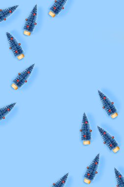 Noel ağaçları ile mavi arkaplan.