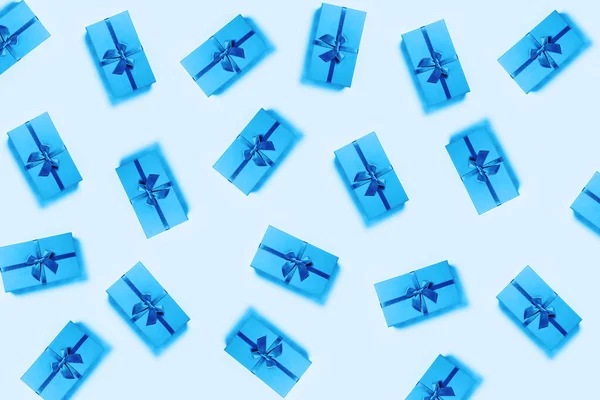 Синие подарочные коробки на цветном фоне . — стоковое фото