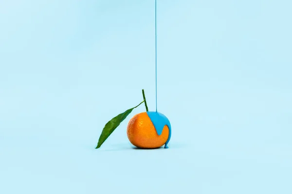 Voedselconcept met oranje en blauwe achtergrond. — Stockfoto