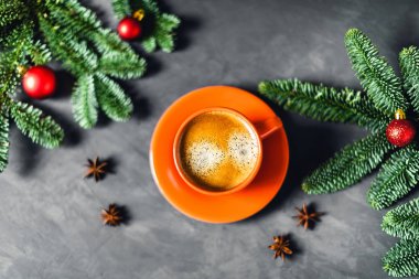 Gri arkaplanda Noel kompozisyonu.