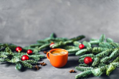 Gri arka planda ladin dallı lezzetli bir kahve..