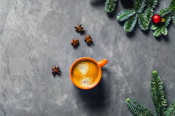 Gri arkaplanda Noel kompozisyonu.