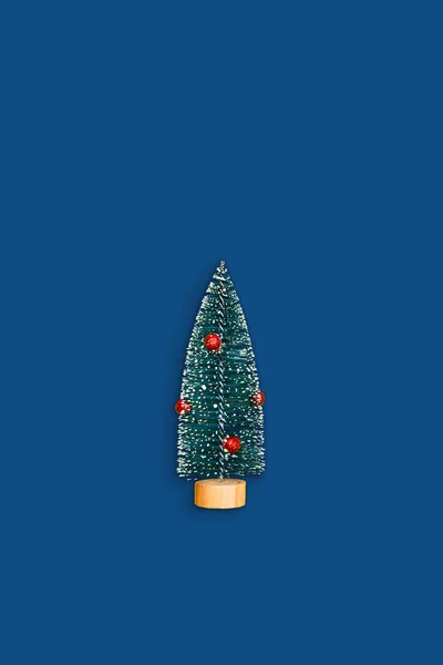 Fond bleu avec arbre de Noël. — Photo
