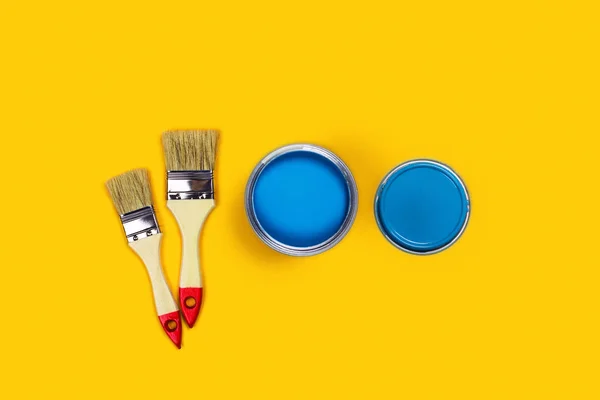 Fondo de color con tarro de pintura y pinceles. — Foto de Stock