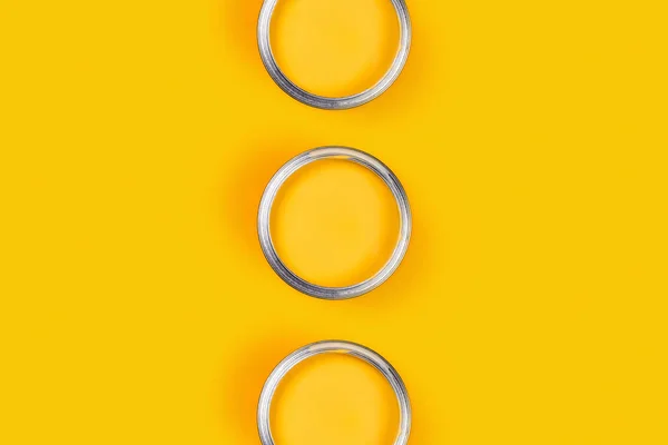 Fondo amarillo con tarros de pintura . —  Fotos de Stock