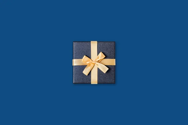 Una scatola regalo su sfondo blu . — Foto Stock