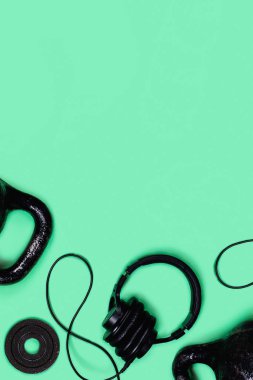 Renkli arkaplanda halterler ve dambıllar.