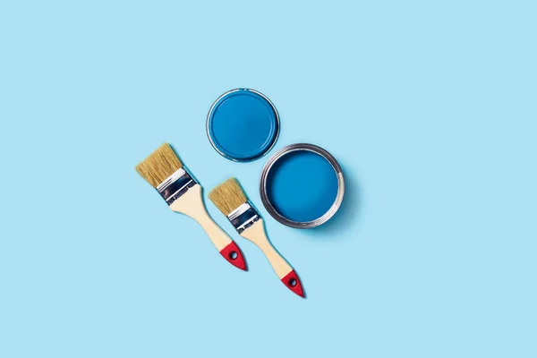 Festékek és kefék kék alapon. — Stock Fotó