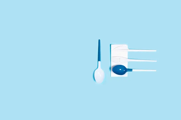 Photo with white spoons on blue background. — 스톡 사진