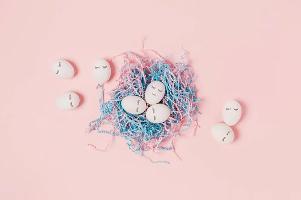 Uova su sfondo rosa . — Foto Stock