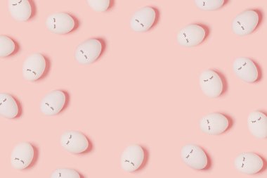Pembe arka planda yumurtalar.