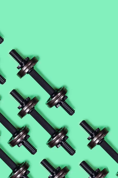 Renk arkaplanındaki Dumbbell.