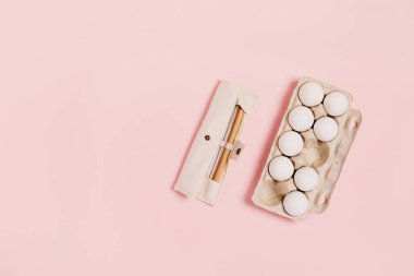 Pembe arka planda yumurtalar.