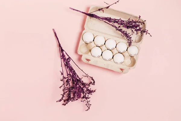 Eieren op een roze achtergrond. — Stockfoto