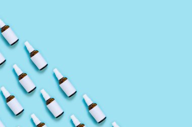 Mavi arkaplanda sıfır atık aksesuarı.