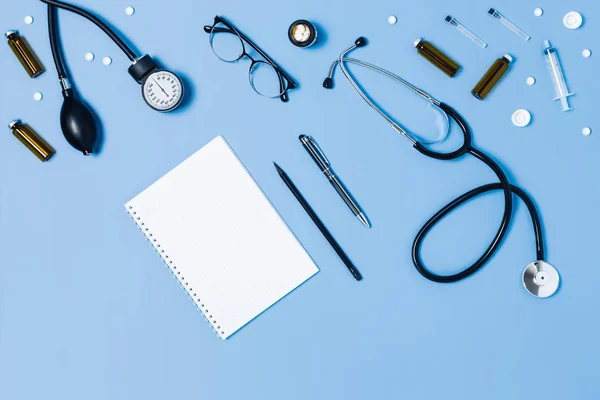 Farklı Aksesuarlara Sahip Tıbbi Mavi Arkaplan Steteskop Termometre Şırınga Tabletler — Stok fotoğraf
