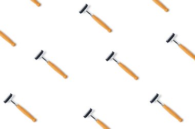 Beyaz arkaplanda sıfır atık aksesuarı.