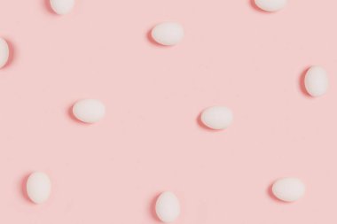 Mutlu Paskalyalar. Pembe arka planda beyaz yumurtadan yapılmış desen. Düz konum, üst görünüm, kopyalama alanı.