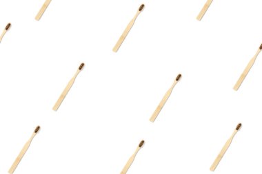 Sıfır atık resim. İzole edilmiş beyaz arka planda tahta diş fırçaları. Düz yatış, üst görünüm.