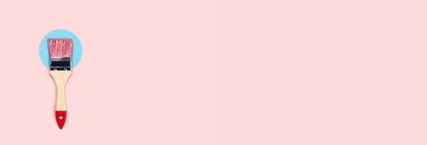 Реконструкция Веб Баннера Розовый Фон Одной Щёткой Боли Расположенной Синем — стоковое фото