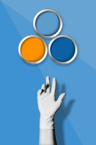 三色旗一种三色旗蓝色的背景 有三罐彩色油漆和一只戴手套的黑白妇女的手 — 图库照片