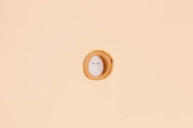 Pembe arka planda yumurta.