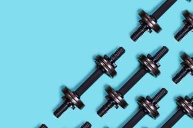Renk arkaplanındaki Dumbbell.