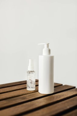 Dezenfekte için köpüklü antimikrobik şeffaf jel ile el dezenfekte edici..