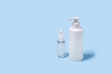 Bir şişe antiseptik sabun ve el dezenfektanı ile ön manzara.