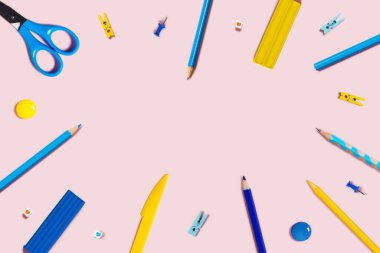 Yazma materyalleri ile pembe arkaplan.