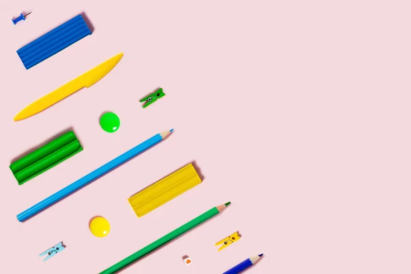 Powrót Szkoły Leżał Kolorowych Ołówków Plastycyny Spinacze Papieru — Zdjęcie stockowe