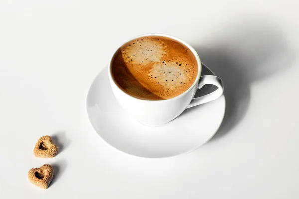 Beyaz Masada Iki Bardak Şekerli Bir Fincan Espresso — Stok fotoğraf