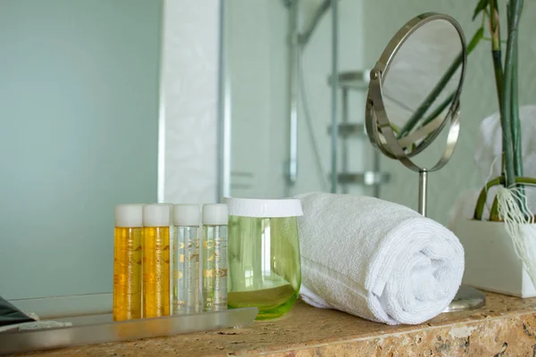Cuarto de baño con toalla, espejo y barcos — Foto de Stock