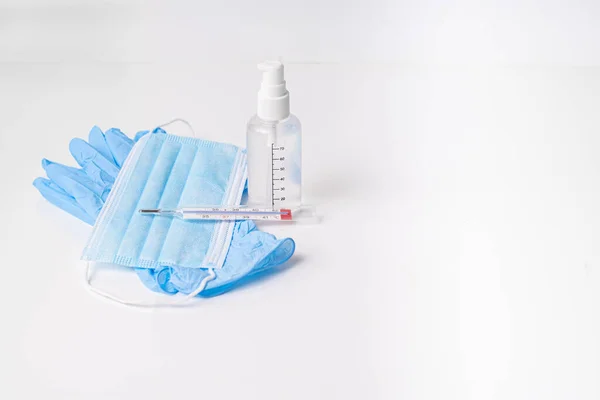 Nitrilhandschuhe Mit Hydroalkoholischer Gel Chirurgenmaske Und Thermometer Auf Weißem Hintergrund — Stockfoto