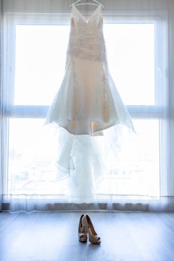 Pencerede asılı gelinlik