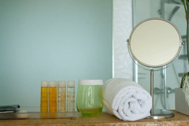 Havlular ve sabunlarla dolu bir otel odası.