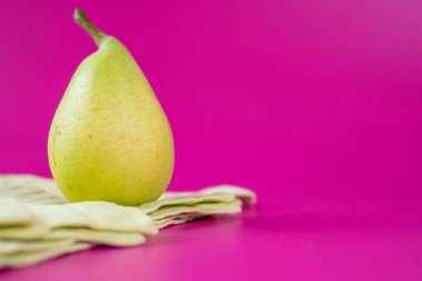 fuşya arka planında yeşil armut