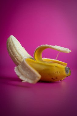 Fuşya arka planında Olgun YELLOW BANANANA