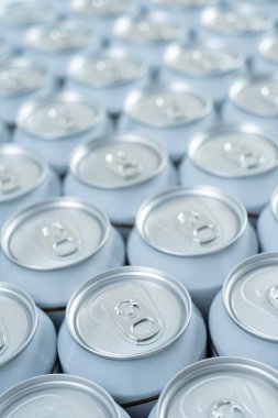 Beyaz arka planda alüminyum renkli gruplandırılmış soda kutuları