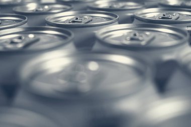 Beyaz arka planda alüminyum renkli gruplandırılmış soda kutuları