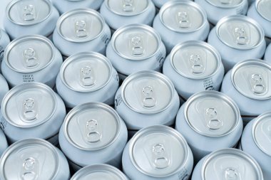 Beyaz arka planda alüminyum renkli gruplandırılmış soda kutuları