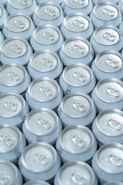 Beyaz arka planda alüminyum renkli gruplandırılmış soda kutuları