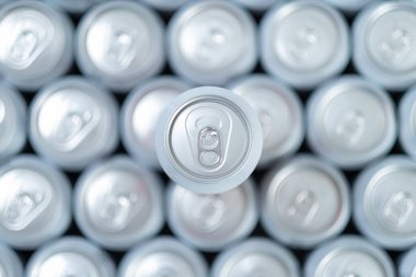 Beyaz arka planda alüminyum renkli gruplandırılmış soda kutuları
