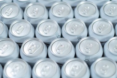 Beyaz arka planda alüminyum renkli gruplandırılmış soda kutuları