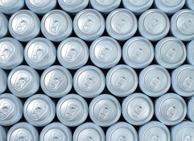 Beyaz arka planda alüminyum renkli gruplandırılmış soda kutuları