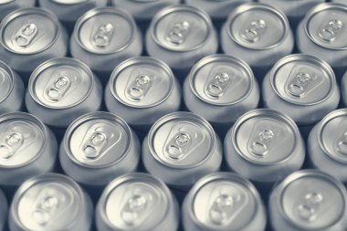 Beyaz arka planda alüminyum renkli gruplandırılmış soda kutuları