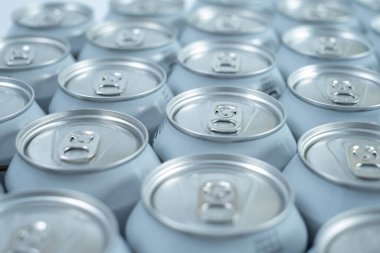 Beyaz arka planda alüminyum renkli gruplandırılmış soda kutuları
