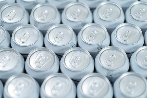 Beyaz arka planda alüminyum renkli gruplandırılmış soda kutuları