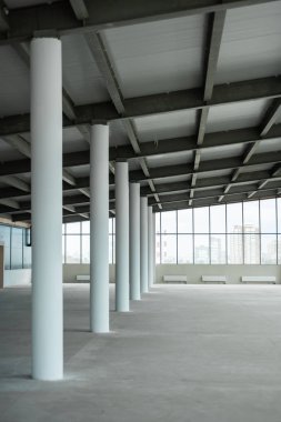 boş büyük oda beyaz sütunlu ve büyük pencereli